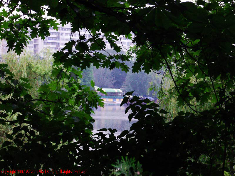 Vaivoda Vlad Stefan - fotograf in Romania debarcader copaci frunze lac blocuri Parcul Alexandru Ioan Cuza fost Titan Bucuresti 2007
