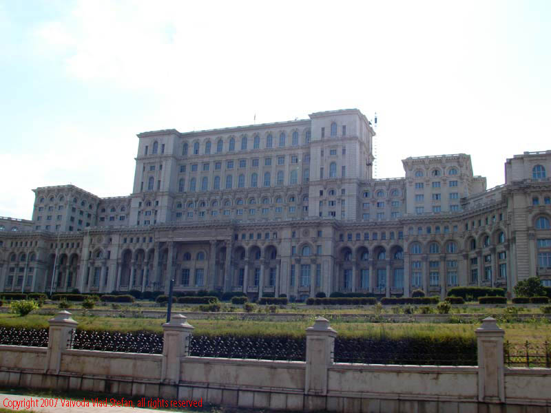 Vaivoda Vlad fotograf in Romania exterior cer albastru contre-jour gard Palatul Parlamentului Casa Poporului Piata Constitutiei vara 2007 Bucuresti