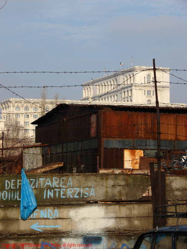 Vaivoda Vlad Stefan fotograf in Romania perspectiva gard grafiti sarma ghimpat baraca pe strada Sabinelor Palatul Parlamentului Casa Poporului Bucuresti 2007