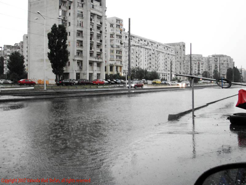 Vaivoda Vlad fotograf in Romania Bulevardul Octavian Goga spre Pasajul Marasesti ploaie cladiri blocuri locuinte Bucuresti 2007