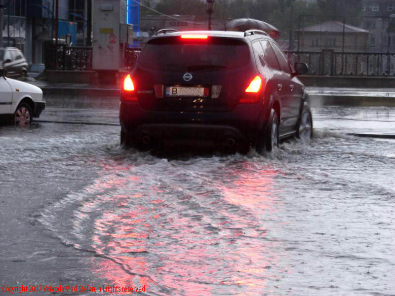 Vaivoda Vlad fotograf in Romania parcare Pasajul Marasesti Camera de Comert si Industrie Bucuresti ploaie balta Nissan SUV 2007