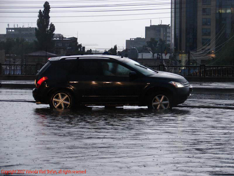 Vaivoda Vlad fotograf in Romania parcare Pasajul Marasesti Camera de Comert si Industrie Bucuresti ploaie balta Nissan SUV 2007