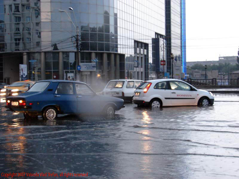 Vaivoda Vlad fotograf in Romania parcare Pasajul Marasesti Camera de Comert si Industrie Bucuresti ploaie balta Dacia 2007