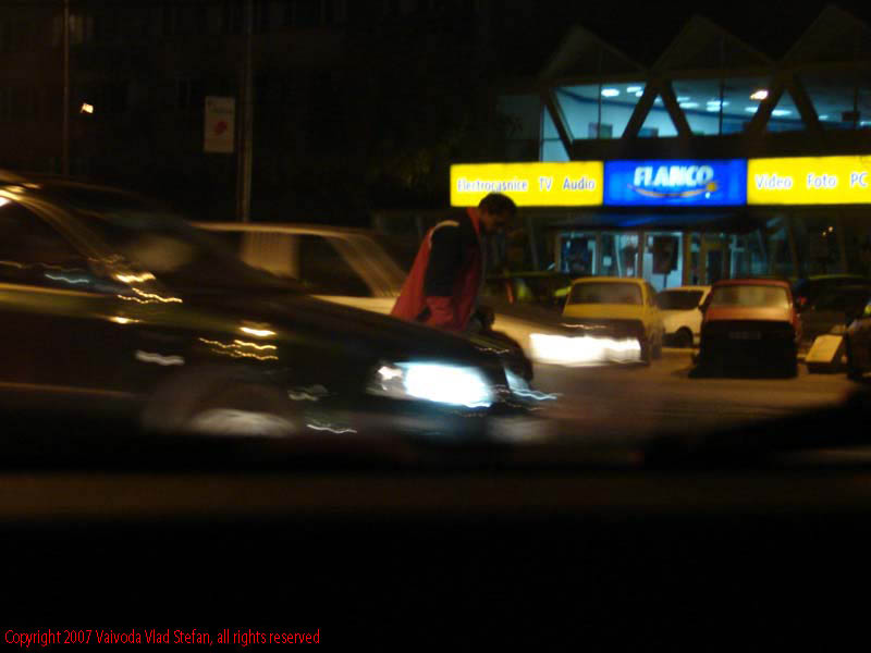 Vaivoda Vlad Stefan fotograf in Romania noapte oras lumini nocturne trafic parbriz Eroii Revolutiei Bucuresti 2007