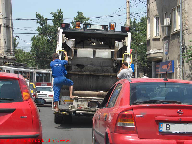 Vaivoda Vlad Stefan fotograf in Romania trafic auto aglomeratie strada Traian spre Foirosul de Foc Muzeul National al Pompierilor Bucuresti 2007 vara camion
