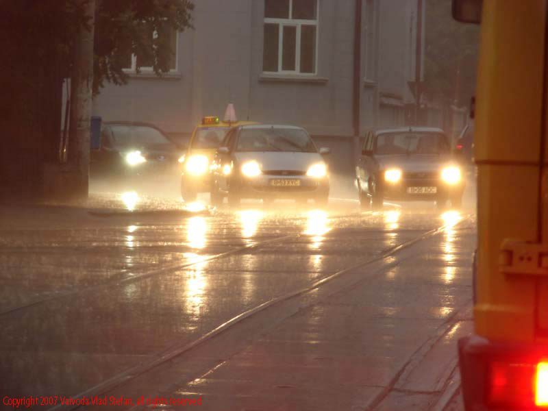 Vaivoda Vlad Stefan fotograf in Romania ploaie trafic strada Traian Colegiul Economic AD Xenopol Bucuresti 2007