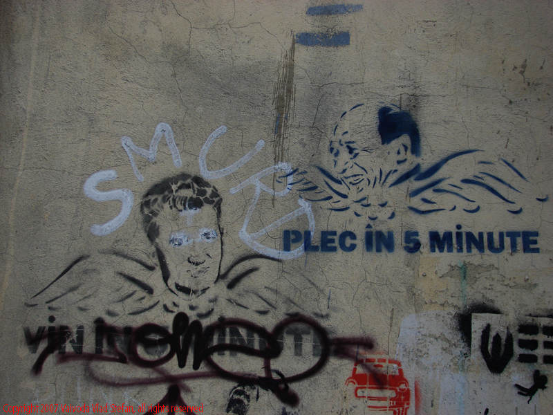 Vaivoda Vlad Stefan fotograf in Romania stencil grafitti Ceausescu Basescu perete casa strada Traian din Bucuresti 2007