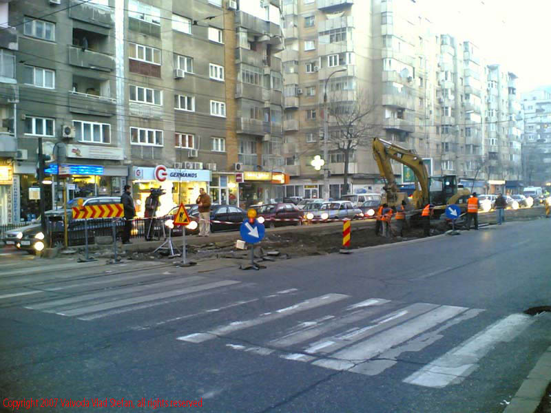 Vaivoda Vlad Stefan fotograf in Romania trecere de pietoni blocuri excavator lucrari carosabil Calea Mosilor Sector 3 2007
