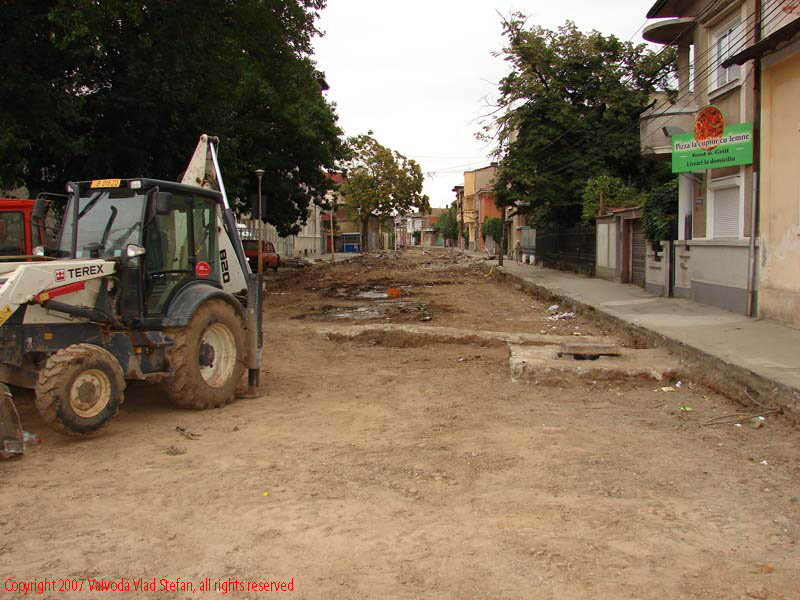 Vaivoda Vlad fotograf in Romania excavator decopertare asfalt lucrari carosabil sosea strada Tepes Voda Sector 2 Bucuresti 2007