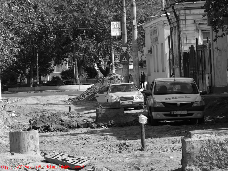 Vaivoda Vlad fotograf in Romania taxi excavare decopertare canale asfalt lucrari carosabil sosea strada Tepes Voda Sector 2 Bucuresti 2007 alb negru