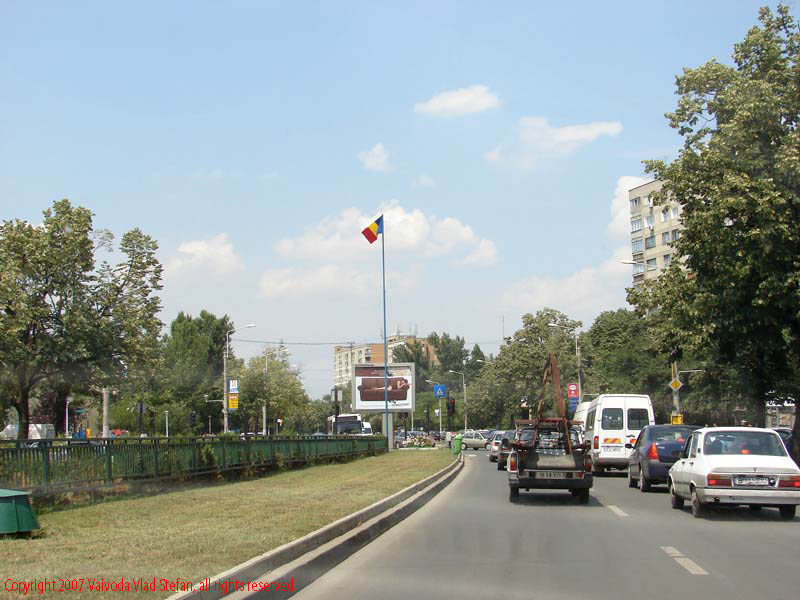 Vaivoda Vlad fotograf in Romania trafic circulatie masini scuar drapel Bulevardul Nicolae Grigorescu Bucuresti 2007 cer albastru vara