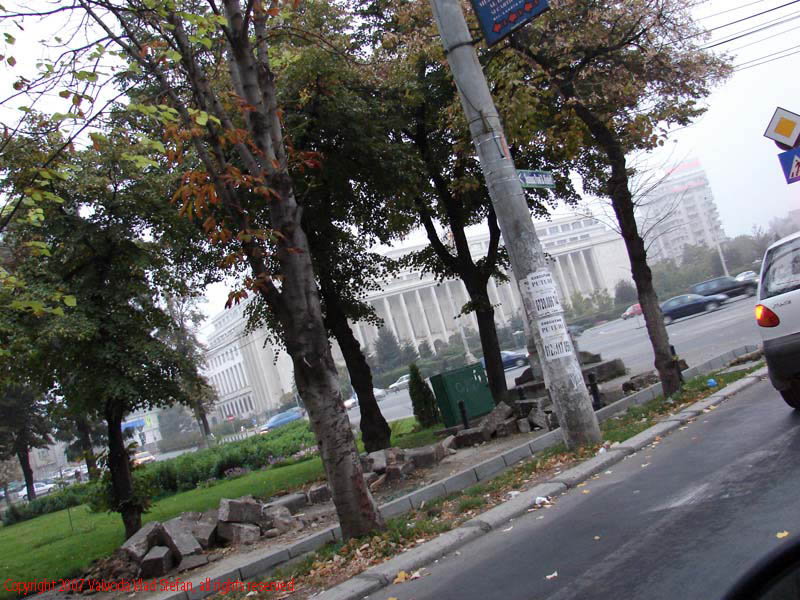 Vaivoda Vlad fotograf in Romania dimineata piata palatul Victoriei Guvern Bucuresti 2007 semafor trafic circulatie matiz