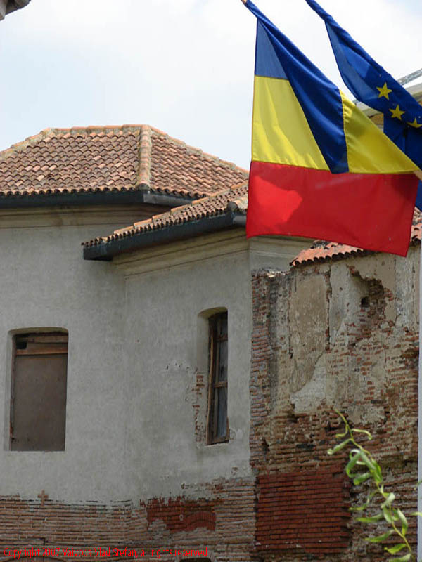 Vaivoda Vlad fotograf in Romania drape steag Uniunea Europeana UE Mausoleul Eroilor Cazuti in Primul Razboi Mondial Manastire Comana Giurgiu 2007 zid perete caramida tigla acoperis