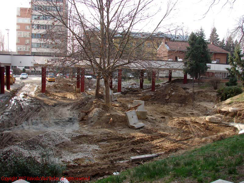Vaivoda Vlad fotograf in Romania Piata Prefecturii municipiu Craiova Dolj constructii reamenajare pamant excavatie inlocuire dale beton 2007