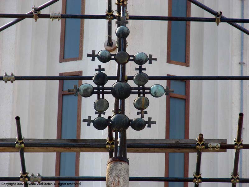 Vaivoda Vlad fotograf in Romania detaliu cruce ferestre turla Manastirea Hurezi Valcea martie primavara 2007