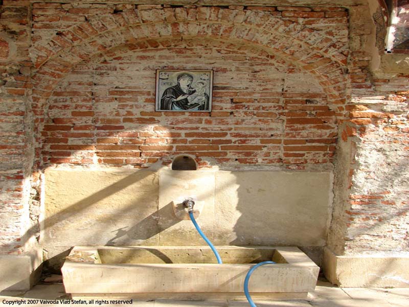 Vaivoda Vlad fotograf in Romania izvor apa icoana furtun robinet zid caramida vechi monument arhitectura Manastirea Hurezi Valcea primavara martie 2007