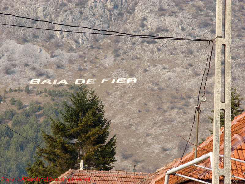 Vaivoda Vlad fotograf in Romania zoom inscriptie Baia de Fier munte Comuna Baia de Fier Gorj 2007 acoperis casa case tigla stalp