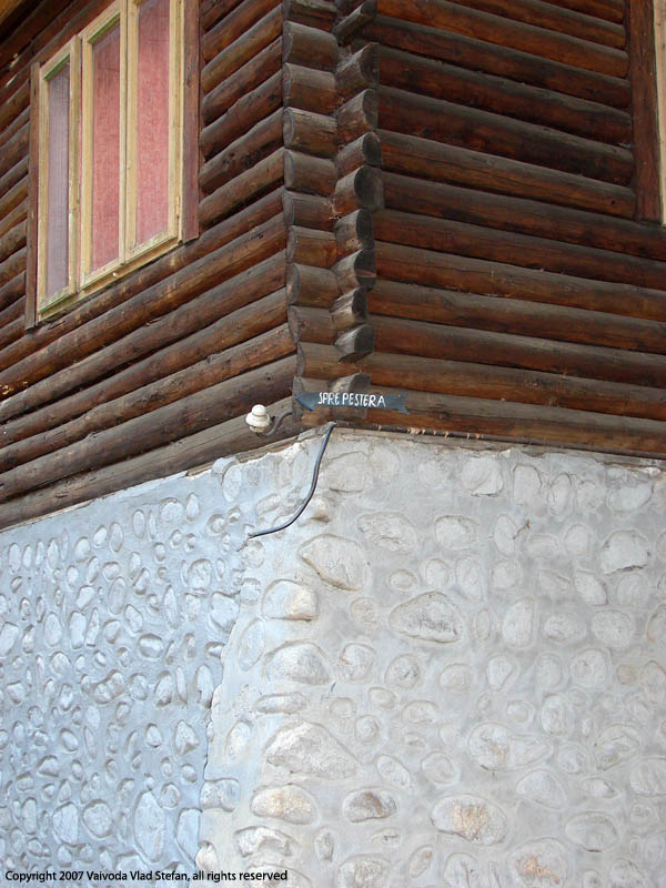 Vaivoda Vlad fotograf in Romania detaliu casa lemn barne indicator spre Pestera Muierilor Gorj comuna Baia de Fier 2007