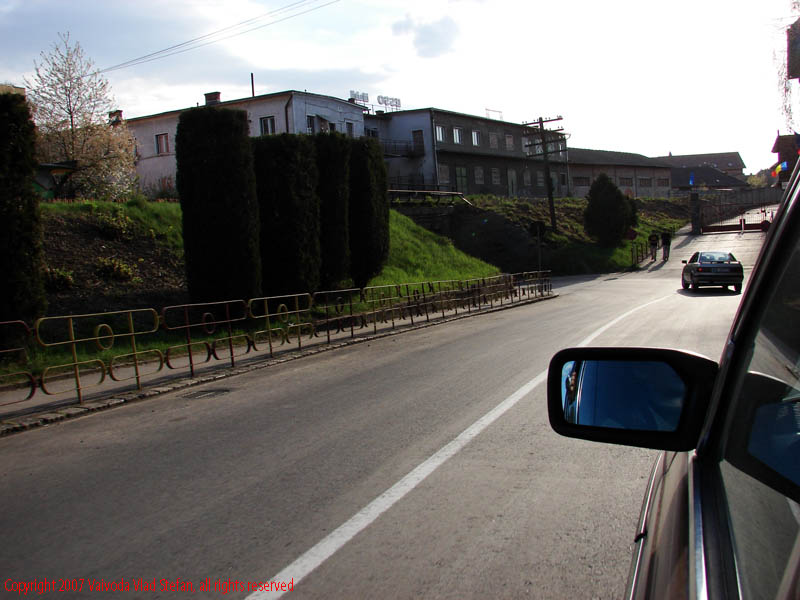 Vaivoda Vlad Stefan fotograf in Romania oglinda retrovizoare mercedes sosea asfalt Strada Kos Karoly pasaj feroviar Tg Mures 2007
