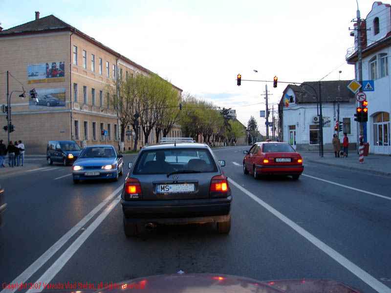 Vaivoda Vlad Stefan fotograf in Romania sosea intersectie trafic masini automobil Strada Gheorghe Doja Tg Mures 2007