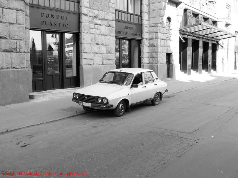 Vaivoda Vlad Stefan fotograf in Romania dacia 1310 parcata parcare sosea fondul plastic alb negruStrada George Enescu Tg Mures 2007