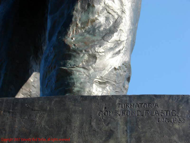 Detaliu statuia lui Anghel Saligny pe strada Ovidiu colt cu Elisabeta Constanta 2007 Vaivoda Vlad fotograf in Romania turnatoria combinatului fondului plastic