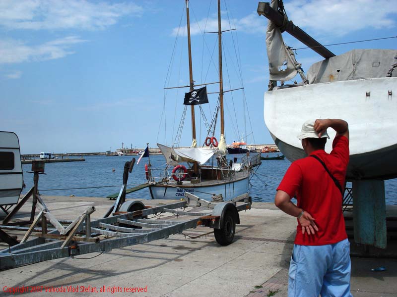 Portul turistic Tomis Constanta 2007 Vaivoda Vlad fotograf in romania barci barca steag negru pirati pirateresc