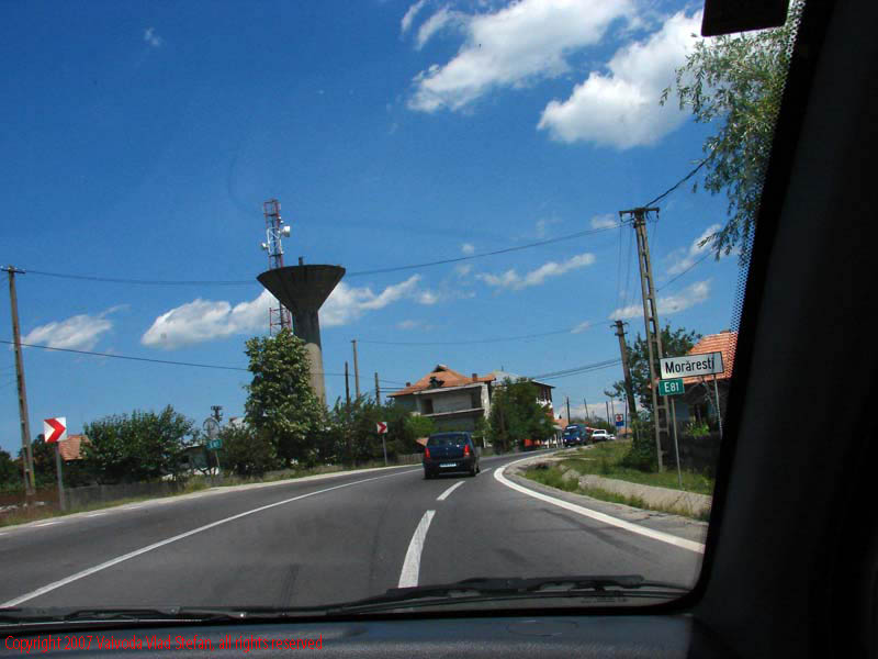 Vaivoda Vlad fotograf in Romania drum european national sosea sosele excursie calatorie calator voiaj masina automobil condus sofat soferie circula circulatie daewoo matiz curba curbe In trafic pe E81 DN7 2007