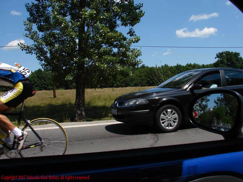 Vaivoda Vlad fotograf in Romania drum european national sosea sosele excursie calatorie calator voiaj masina automobil condus sofat soferie circula circulatie daewoo matiz In trafic pe E81 DN7 2007