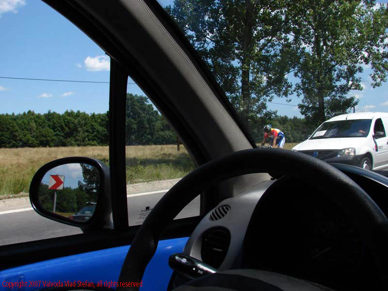 Vaivoda Vlad fotograf in Romania drum european national sosea sosele excursie calatorie calator voiaj masina automobil condus sofat soferie circula circulatie daewoo matiz ciclism ciclist concurs In trafic pe E81 DN7 2007