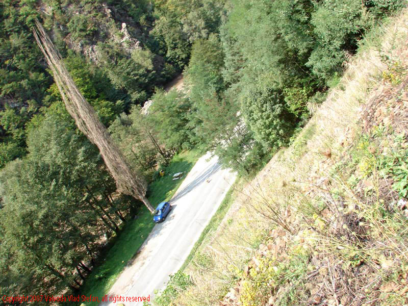 Vaivoda Vlad fotograf in Romania drum european national sosea sosele excursie calatorie calator voiaj masina automobil condus sofat soferie circula circulatie daewoo matiz panorama plop inaltime Pe E79 DN66 peisaj din Defileul Jiului 2007