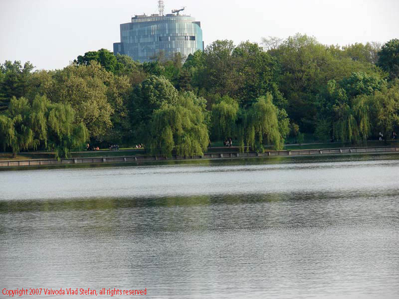 Vaivoda Vlad Stefan - fotograf in Romania Panorama din Parcul Herastrau spre Piata Charles de Gaulle 2007 plaza cladire birouri vegetatie verde