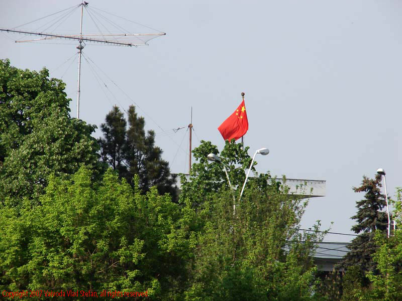 Vaivoda Vlad Stefan - fotograf in Romania steagul de pe Ambasada Chinei vegetatie verde rosu stea galben cer albastru antene Bucuresti vara