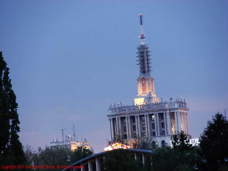Vaivoda Vlad Stefan - fotograf in Romania Casa Presei Libere Casa Scanteii seara din Parcul Herastrau Bucuresti 2007