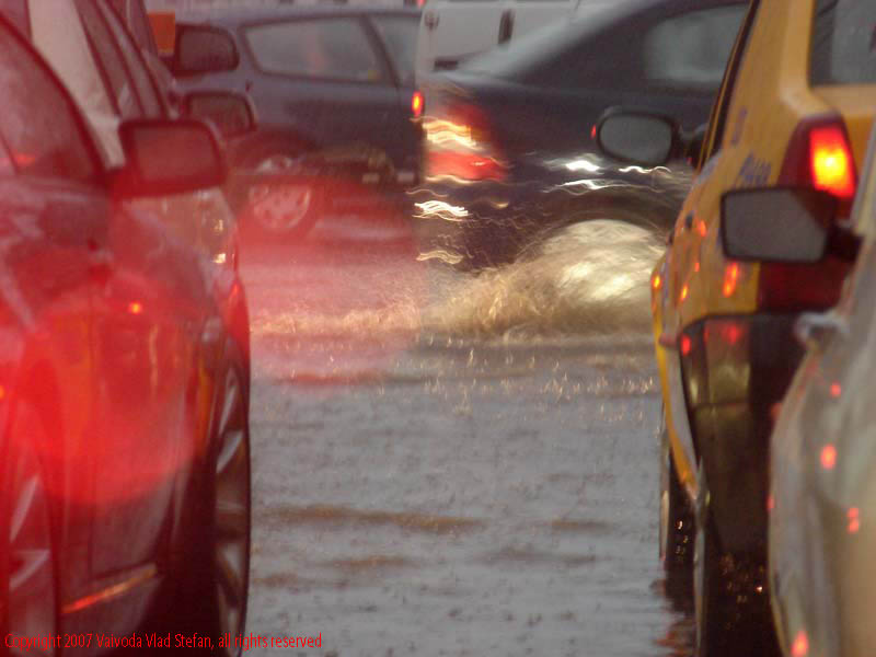Vaivoda Vlad Stefan fotograf in Romania ploaie trafic intersectie strada Traian Bulevardul Unirii Bucuresti 2007