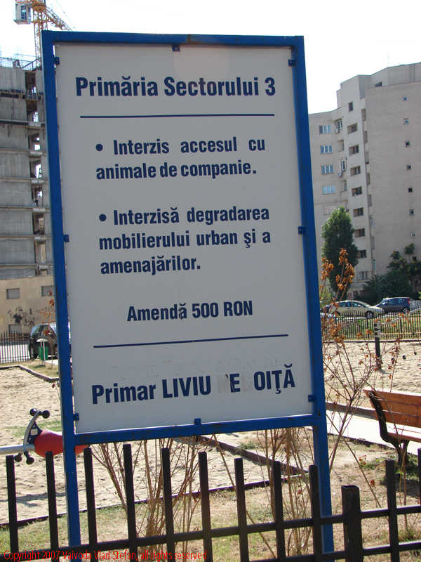 Vaivoda Vlad Stefan fotograf in Romania pancarta Liviu Negoita primar sector 3 parc Nerva Traian Bucuresti 2007