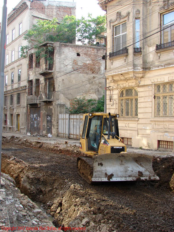 Vaivoda Vlad Stefan fotograf in Romania buldozer lucrari modernizare sosea carosabil sant santuri cladiri darapanate sosea Calea Mosilor sector 3 Bucuresti 2007