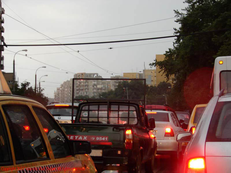 Vaivoda Vlad fotograf in Romania trafic circulatie masini automobile aglomerat soseaua Mihai Bravu Bucuresti 2007 dimineata
