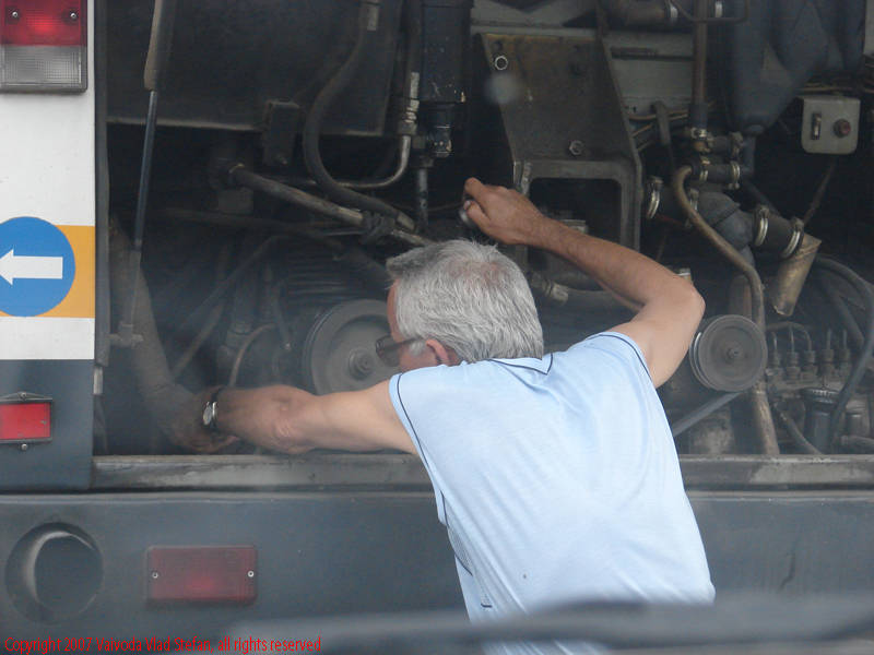 Vaivoda Vlad Stefan fotograf in Romania RATB un sofer  repara autobuzul pe Bulevardul Gheorghe Sincai Bucuresti 2007