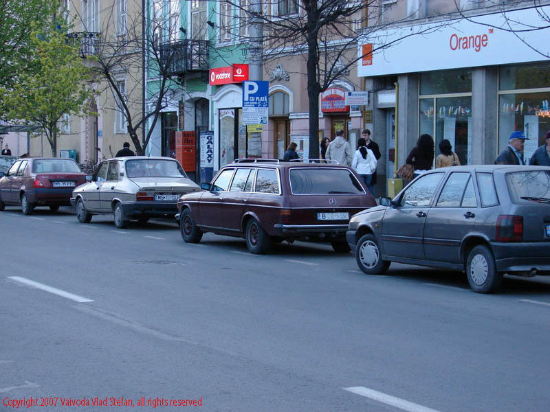 Vaivoda Vlad Stefan fotograf in Romania centru oras urban masini parcare Orange store Piata Trandafirilor Tg Mures 2007