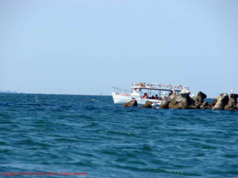 Vaivoda Vlad fotograf in Romania vaporas val valuri albastru agrement turism turist litoral vara plaja soare cald baie stabilopod stabilopozi Vapor pe Marea Neagra Mamaia  2007