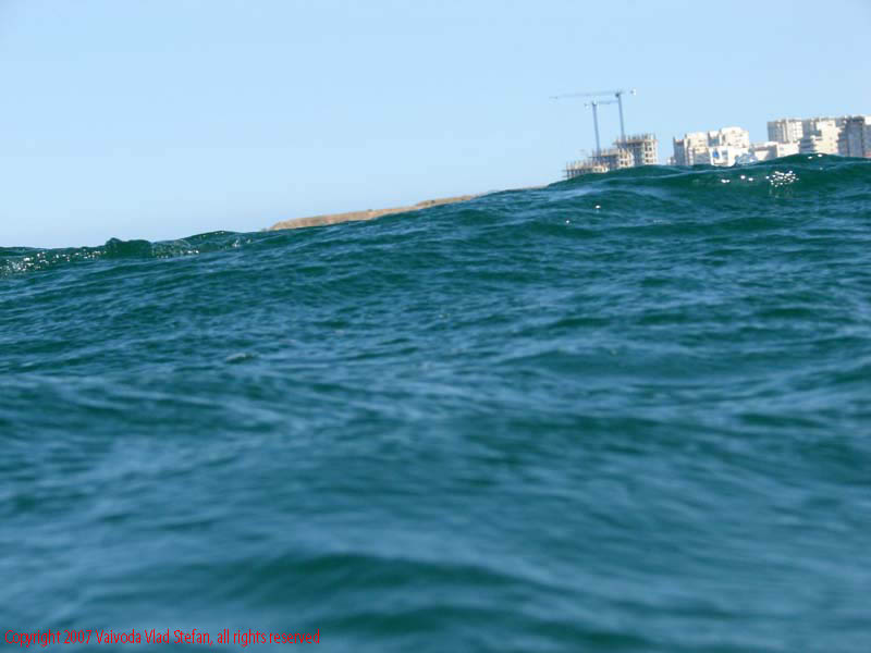 Vaivoda Vlad fotograf in Romania val valuri albastru agrement turism turist litoral vara plaja soare cald baie constanta Marea Neagra Mamaia 2007