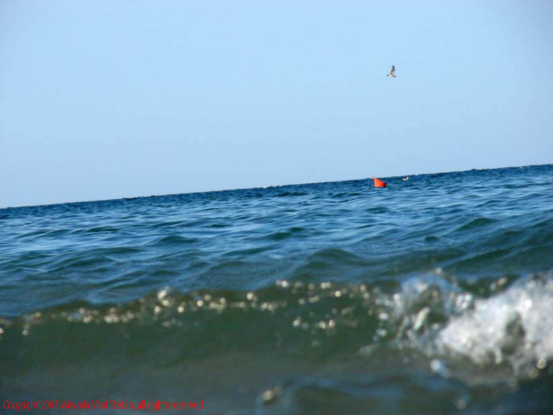 Vaivoda Vlad fotograf in Romania val valuri albastru agrement turism turist litoral vara plaja soare cald baie constanta prim-plan Marea Neagra Mamaia 2007