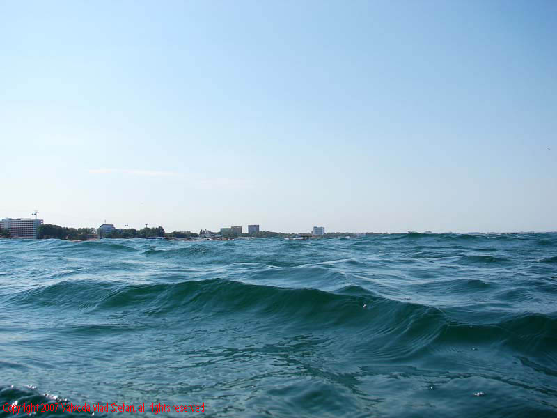 Vaivoda Vlad fotograf in Romania val valuri albastru agrement turism turist litoral vara plaja soare cald baie constanta prim-plan Marea Neagra Mamaia 2007