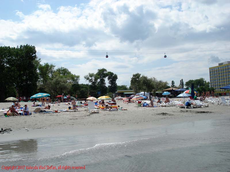 Pe plaja Mamaia 2007 Constanta Vaivoda Vlad fotograf in Romania turism turist litoral vara mal nisip plaja hotel cazare telegondola gondola