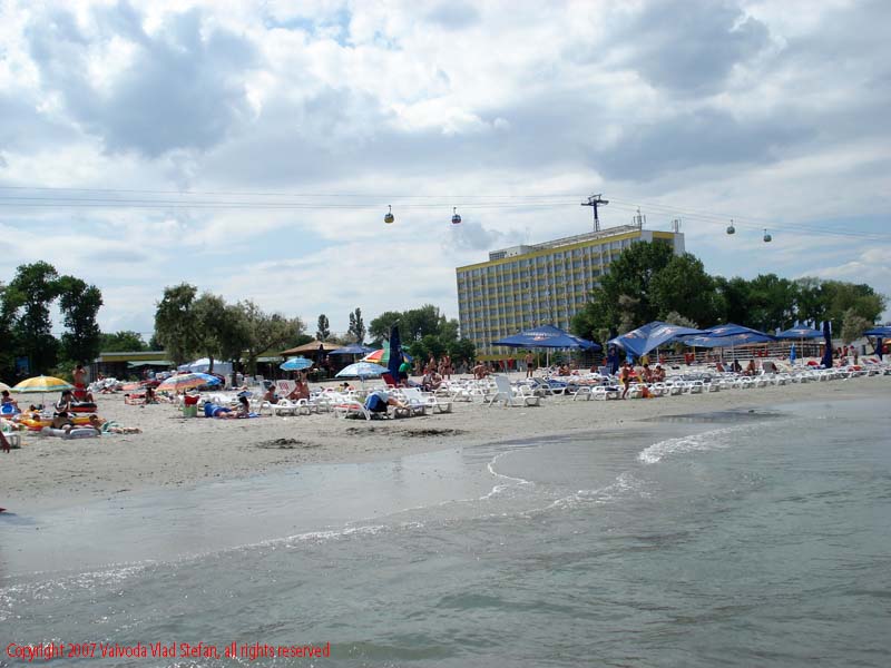 Pe plaja Mamaia 2007 Constanta Vaivoda Vlad fotograf in Romania turism turist litoral vara mal nisip plaja telegondola gondola hotel cazare