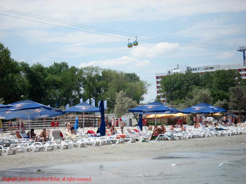 Pe plaja Mamaia 2007 Constanta Vaivoda Vlad fotograf in Romania turism turist litoral vara mal nisip plaja telegondola gondola sezlong umbrela umbreluta soare umbra