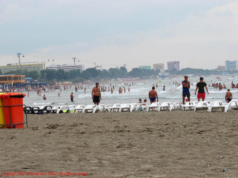 Pe plaja Mamaia 2007 Constanta Vaivoda Vlad fotograf in Romania turism turist litoral vara mal nisip plaja tomberon sezlong