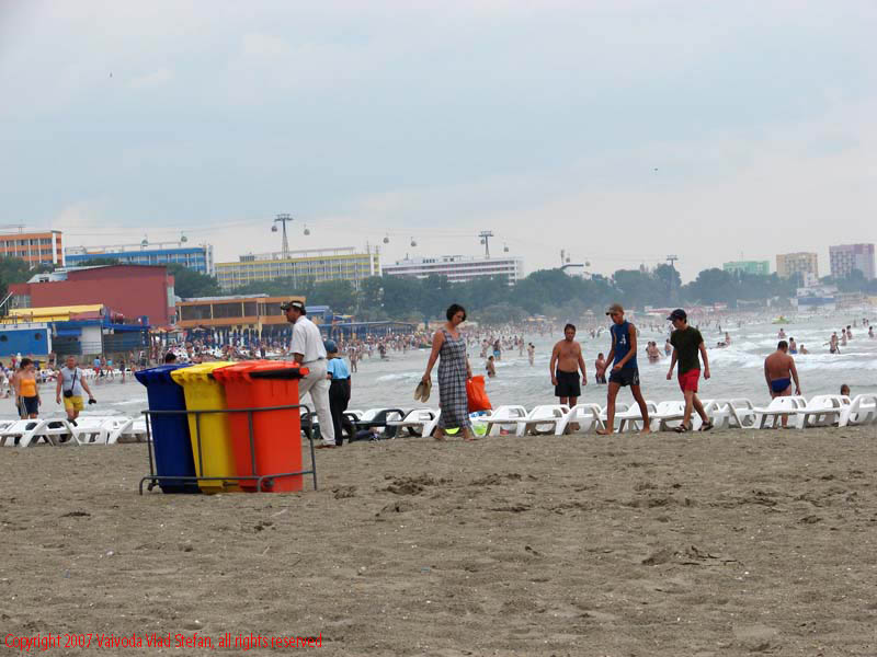 Pe plaja Mamaia 2007 Constanta Vaivoda Vlad fotograf in Romania turism turist litoral vara mal nisip plaja tomberon sezlong