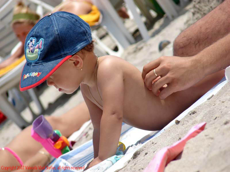 Pe plaja Mamaia 2007 Constanta Vaivoda Vlad fotograf in Romania turism turist litoral vara mal nisip plaja copil basca jucarii
